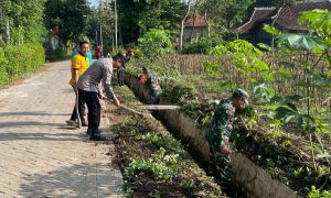 Read more about the article Kerja Bakti Bersihkan Talud Jalan, Partisipasi Babinsa Kodim 0802/Ponorogo Jaga Kebersihan Lingkungan