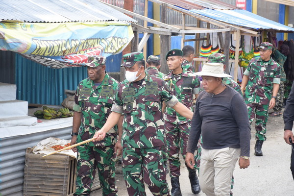 You are currently viewing Kodam Kasuari Gelar Aksi Bersih-Bersih Sasar Pasar Wosi Sambut Hari Juang TNI AD 2023 dan HUT Ke 7