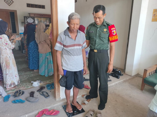 You are currently viewing Babinsa Jajaran Kodim Madiun Aktif Dampingi Bulan Posyandu Lansia