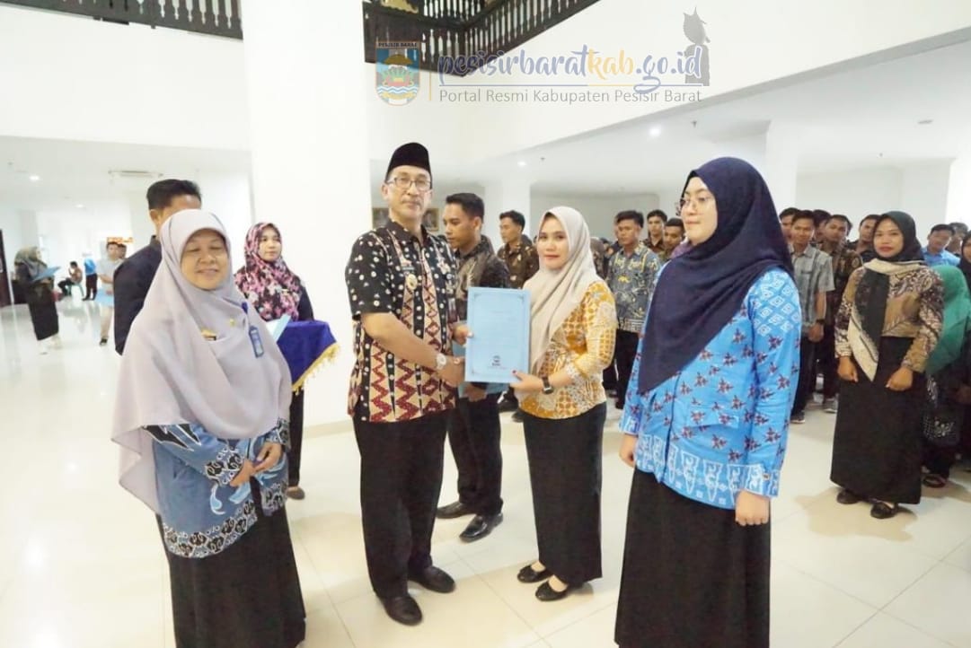 You are currently viewing PJ. SEKDA JON EDWAR SERAHKAN SK TKD TAHUN 2023