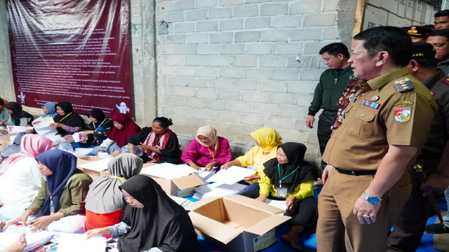 You are currently viewing PJ. Bupati M.Firsada Tinjau Proses Pelipatan Surat Suara Pemilu 2024