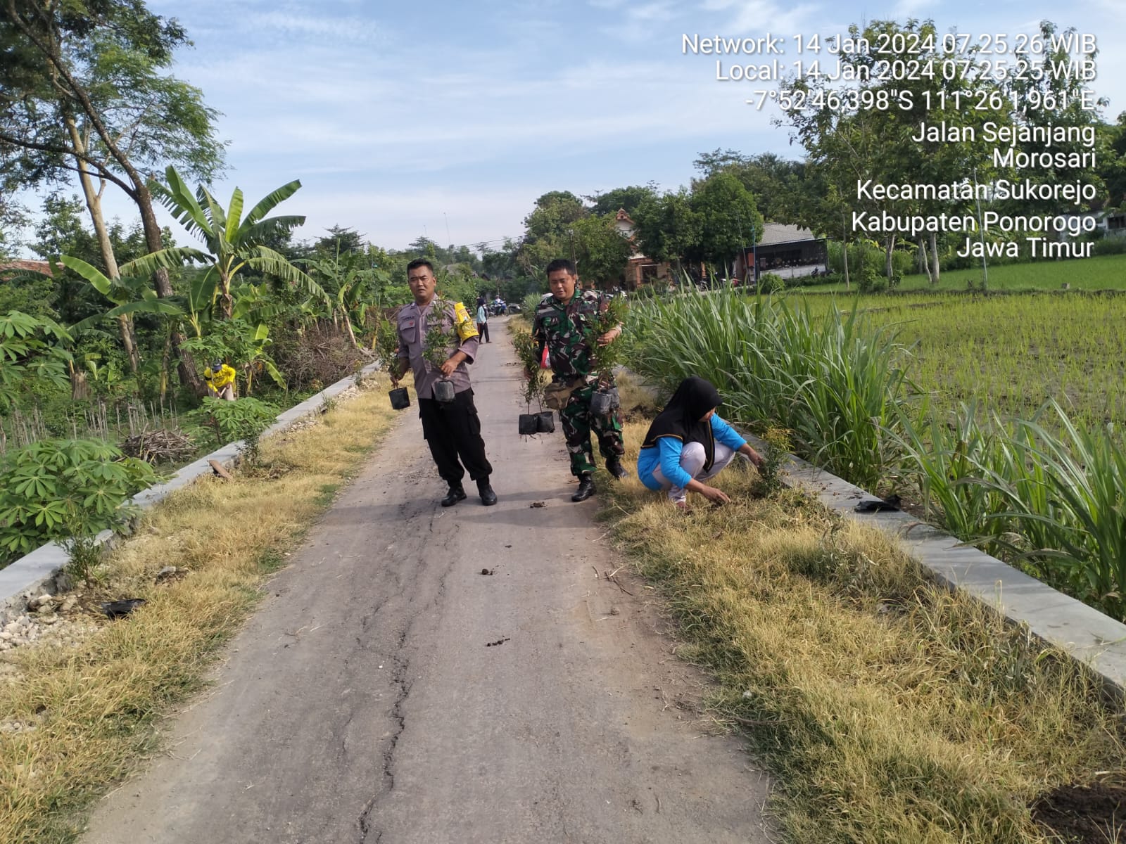 You are currently viewing Lestarikan Lingkungan, Babinsa Kodim 0802/Ponorogo Ikut Tanam Bibit Pohon