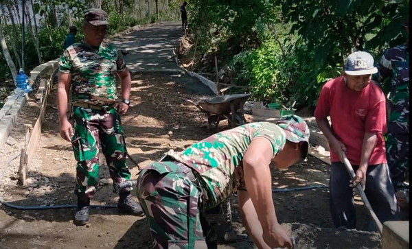 You are currently viewing Perkuat Semangat Gotong Royong, Anggota Koramil 0801/07 Ngadirojo Bantu Warga Rabat Jalan