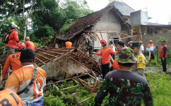 You are currently viewing Sinergi Kuat: Koramil 0806/01 Trenggalek dan BPBD Kabupaten Trenggalek Menyatukan Tenaga dalam Pemulihan Bencana