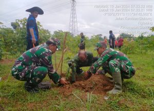 Read more about the article Tanam Bibit Pohon, Upaya Kodim 0802/Ponorogo Hijaukan Lingkungan