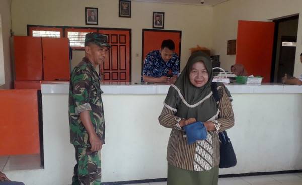 You are currently viewing Pastikan Aman, Babinsa Koramil 0801/10 Punung Dampingi Penyaluran BLT Mitigasi Resiko Pangan