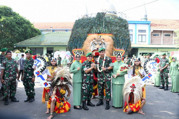 You are currently viewing Selamat Datang Letkol Inf Dwi Soerjono, Selamat Jalan Letkol Inf Hirta J. A., S. Sos., M. Han