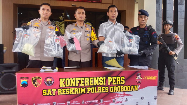 You are currently viewing Polisi Amankan Dua Pelaku Peracik dan Penjual Bahan Petasan