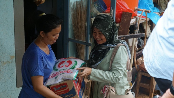 You are currently viewing Jelang Ramadhan, Yayasan Alfian Husin Salurkan Beras dan Mi Instan kepada 45 Warga Korban Banjir