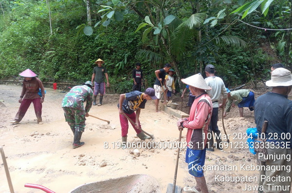 You are currently viewing Tanggap Bencana, Babinsa Koramil 0801/02 Kebonagung Bersama Warga Atasi Longsor