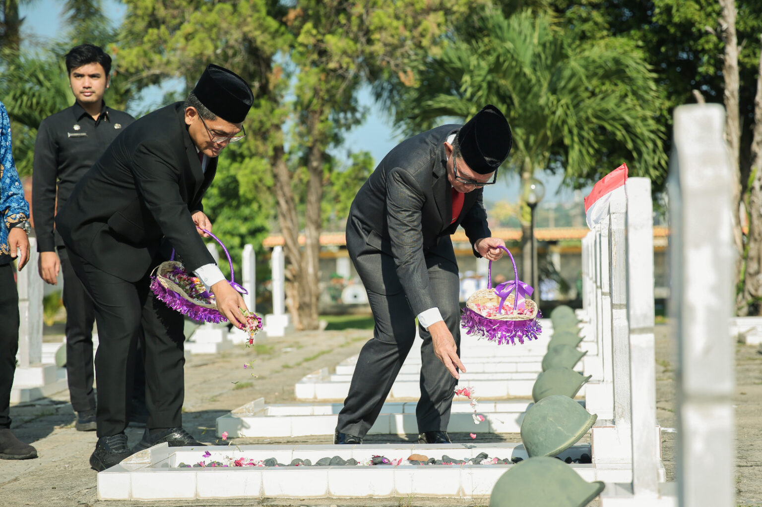 You are currently viewing Sekdaprov Jadi Inspektur Upacara pada Ziarah Makam dan Tabur Bunga HUT Provinsi Lampung
