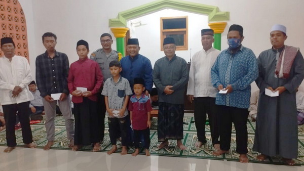 Read more about the article Sarana Mempererat Tali Silaturahmi, Danramil 0801/12 Pringkuku Ikuti Safari Ramadhan di Masjid Nurul Iman