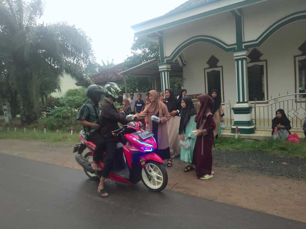 Read more about the article IDM Mencari Berkah di Bulan Suci Bagikan Takjil