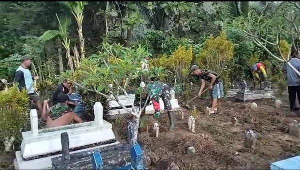 You are currently viewing Babinsa Parakan Sertu Suparman Bersama Warga Beraksi Bersihkan Areal Makam