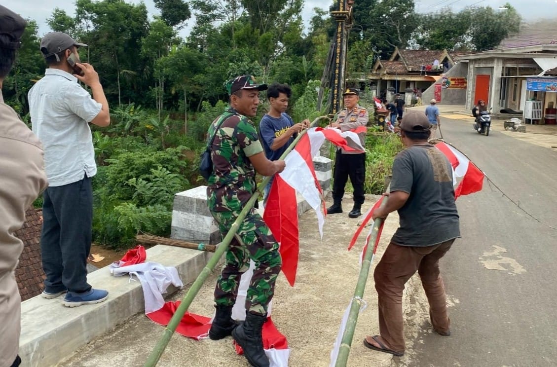 You are currently viewing Solidaritas Desa: Kisah Sukses 3 Pilar Gotong Royong Bersihkan Lingkungan Masjid
