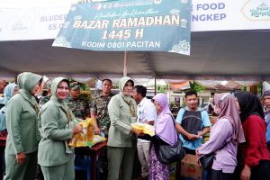 Read more about the article Sambut Hari Raya Idul Fitri 1445 H, Kodim 0801/Pacitan Gandeng Perum Bulog Adakan Bazar Murah