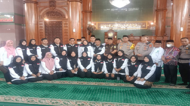 You are currently viewing Walikota Bandarlampung Hj. Eva Dwiana Menghadiri Pelepasan Jamaah Haji Tahun 2024