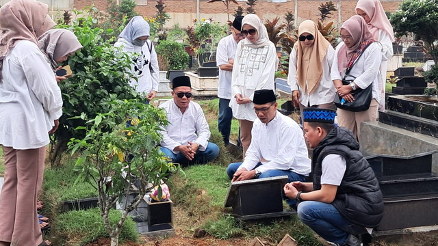 Read more about the article PWI Ziarah Kubur Tokoh Pers Lampung