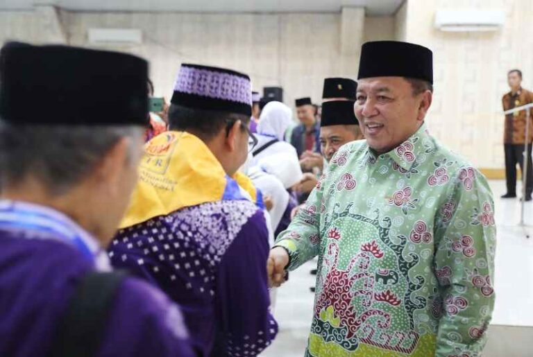 Read more about the article Gubernur Arinal Lepas Jemaah Calhaj Kloter Pertama, Minta Jemaah Istiqomah Beribadah dan Tawadhu
