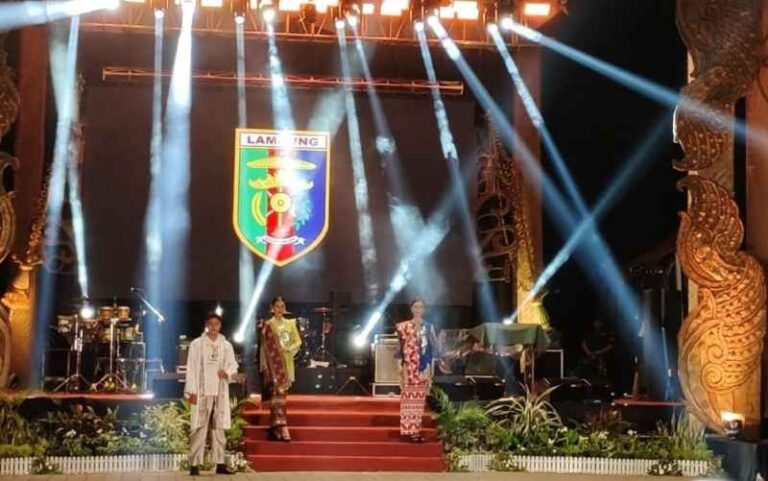 Read more about the article Pakaian Maduwaro dan Tapis Karya Desainer Didiet Maulana Pukau Pengunjung