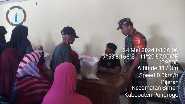 You are currently viewing Babinsa Kodim 0802/Ponorogo Kawal Bantuan Beras Kepada Warga di Wilayah Desa Binaan