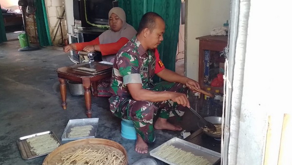 You are currently viewing Berikan Dorongan Serta Motivasi, Babinsa Koramil Karangjati Sambangi UMKM Di Wilayah Binaannya