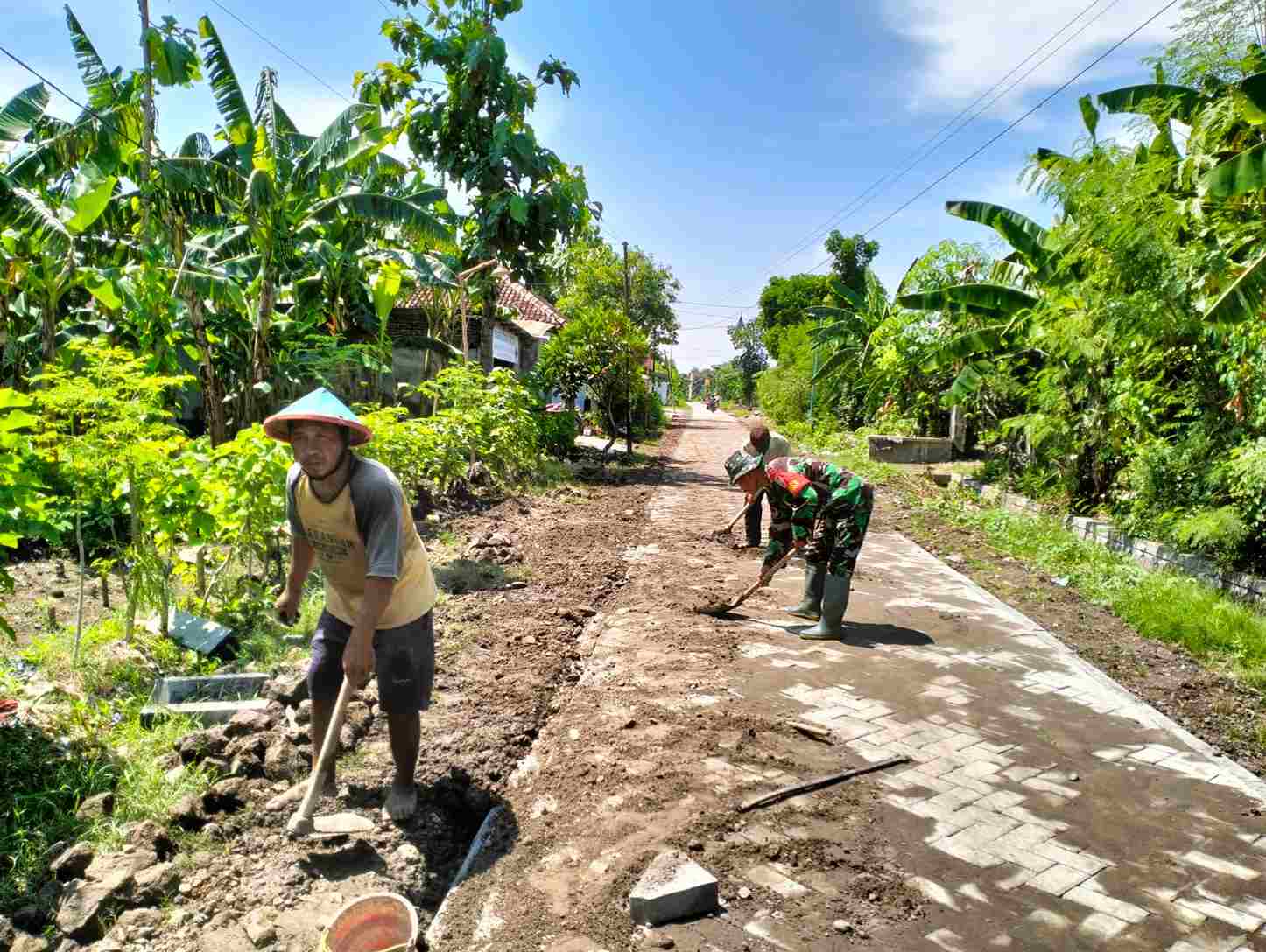 You are currently viewing Babinsa Bakur Bantu Warga Pasang Paving Jalan di Dusun Bantengan