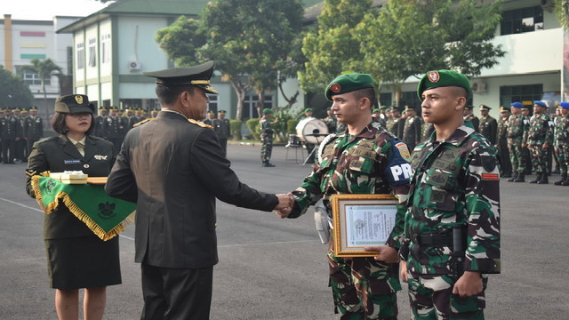 You are currently viewing Danrem 043/Gatam Berikan  Penghargaan Kepada Dua Orang Prajurit yang Berprestasi