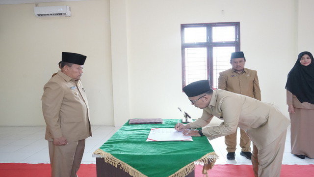 You are currently viewing Bupati Asahan Lantik 2 Pejabat Administrator Disdukcapil