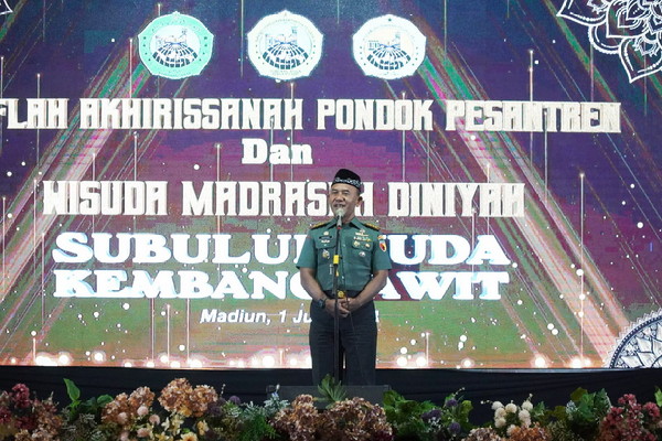 You are currently viewing 185 Santri Madrasah Diniyah Subulul Huda Diwisuda, Danrem 081/DSJ Ingatkan Tantangan ke Depan