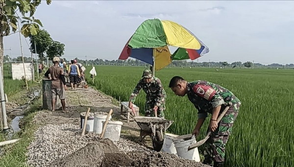 You are currently viewing Perlancar Akses Transportasi, Babinsa Bersama Warga Perbaiki Jalan Persawahan