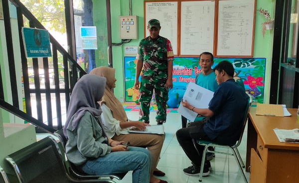 You are currently viewing Babinsa Kelurahan Madiun Lor Lakukan Komsos Bersama Kasi Trantib Guna Tingkatkan Keterlibatan Masyarakat Menjaga Ketertiban