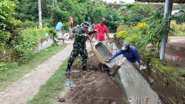 Read more about the article Babinsa Kedungjati Berkolaborasi dengan Warga Perbaiki Drainase di Balerejo