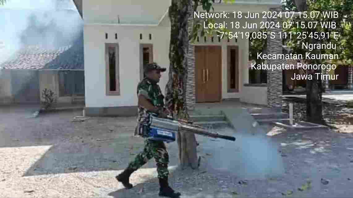 You are currently viewing Cegah Penyakit DBD, Babinsa Kodim 0802/Ponorogo Pendampingan Fogging
