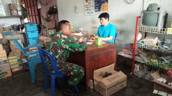 Read more about the article Babinsa Karangjati Pastikan Ketersediaan Pupuk dan Obat Pertanian di Ngawi