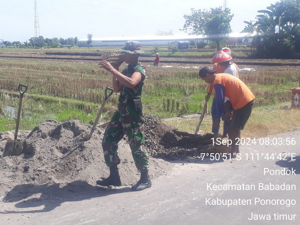 You are currently viewing Kerja Bakti di Ponorogo: Babinsa Perkuat Infrastruktur Desa