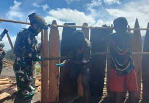 Read more about the article Satgas Yonif 323 Buaya Putih Berkontribusi Bangun Honai