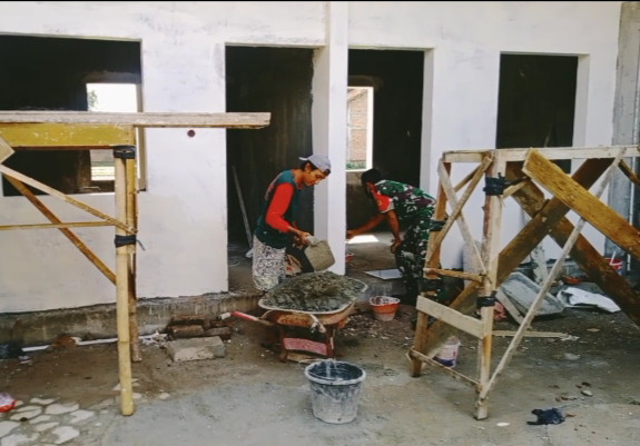 Read more about the article Babinsa Kodim 0802/Ponorogo Bantu Pembangunan Kantor Desa