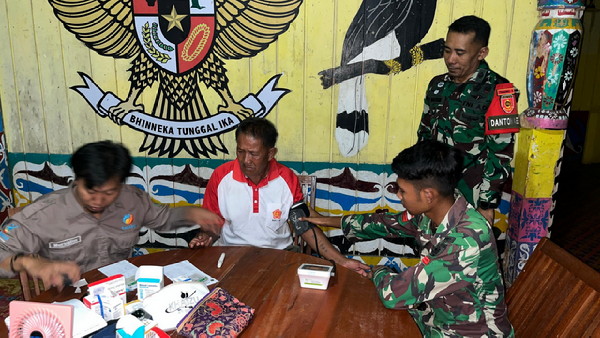 Read more about the article Satgas Pamtas Yonarmed 11 Kostrad Hadirkan Layanan Kesehatan Terapung
