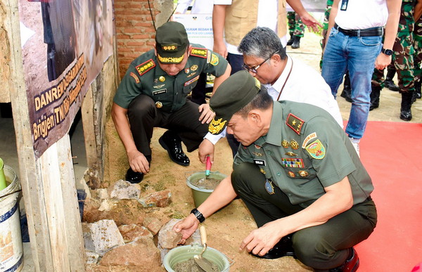 Read more about the article Hari Juang TNI AD, Danrem 043/Gatam Peletakkan Batu Pertama Bedah Rumah