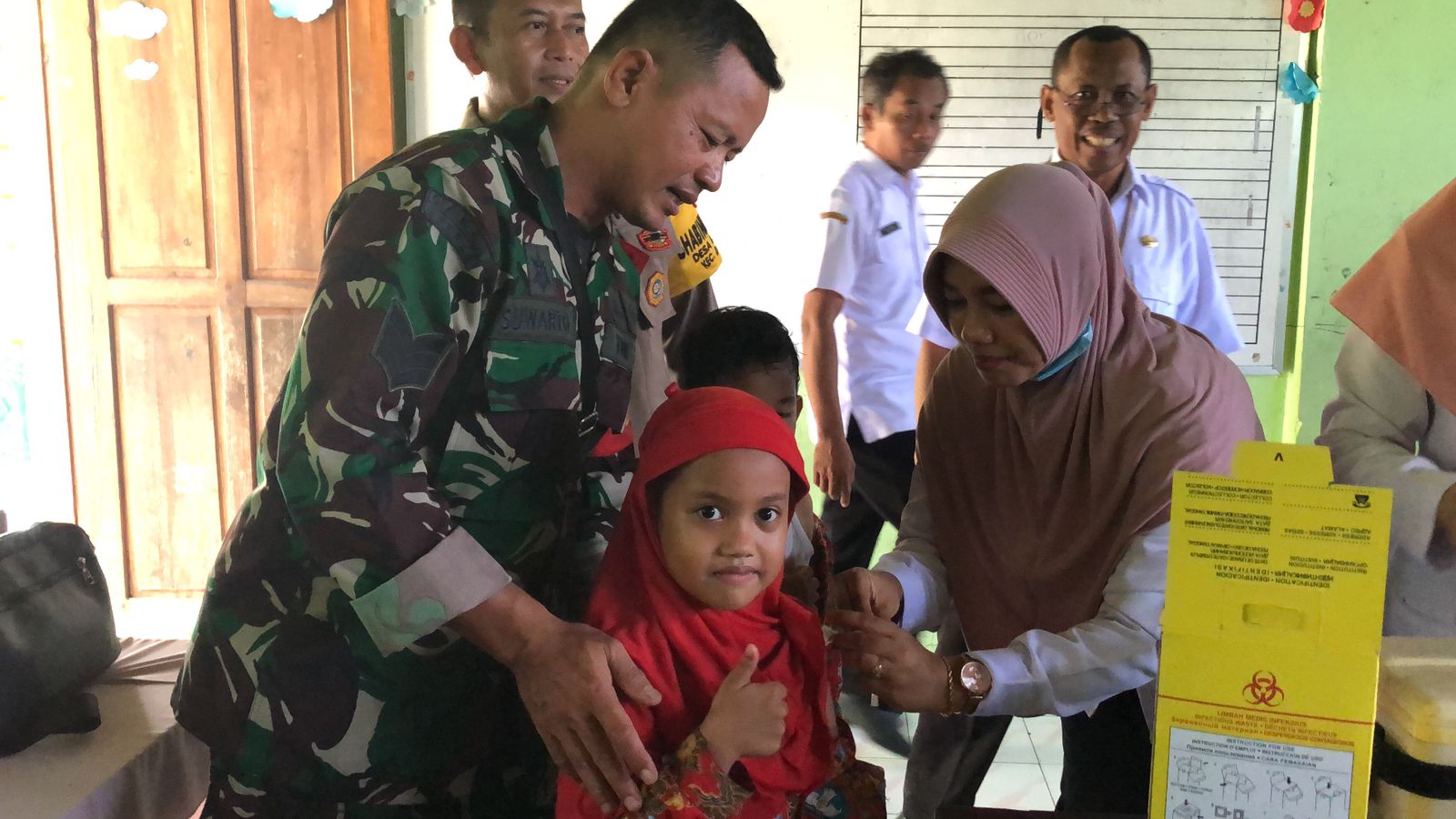 Read more about the article Babinsa Banjarsari Kulon Dampingi Pelaksanaan Bulan Imunisasi Anak Sekolah