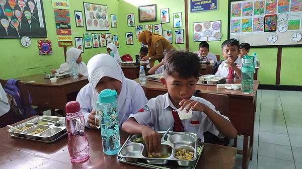 Read more about the article Makan Bergizi Gratis, Wujudkan Generasi Sehat dan Cerdas
