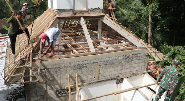 Read more about the article Bersama Warga, Sertu Bangkit Laksanakan Kerja Bakti Rehab Mushola