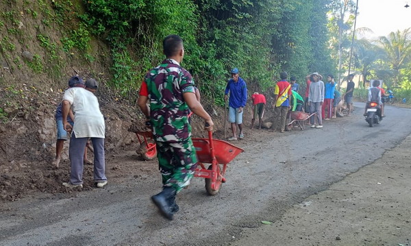 Read more about the article TNI-Warga Trenggalek Wujudkan Lingkungan Desa Sehat dan Bersih