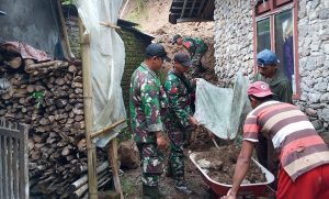 Read more about the article Anggota Kodim Ponorogo Bantu Atasi Dampak Tanah Longsor