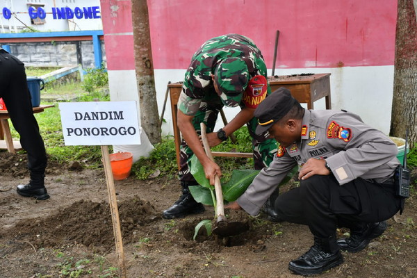 Read more about the article Kodim dan Polres Ponorogo Bantu Warga Korban Banjir dan Tanah Longsor