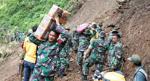 You are currently viewing Kesigapan Prajurit Korem 081/DSJ Tangani Bencana Alam