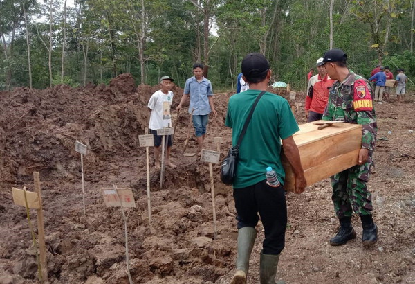 Read more about the article Gotong Royong Pemindahan Makam Warga Sumurup ke TPU Baru
