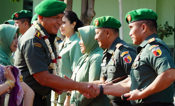 Read more about the article Tradisi Penyambutan Danrem 081/DSJ Kolonel Arm Untoro Hariyanto