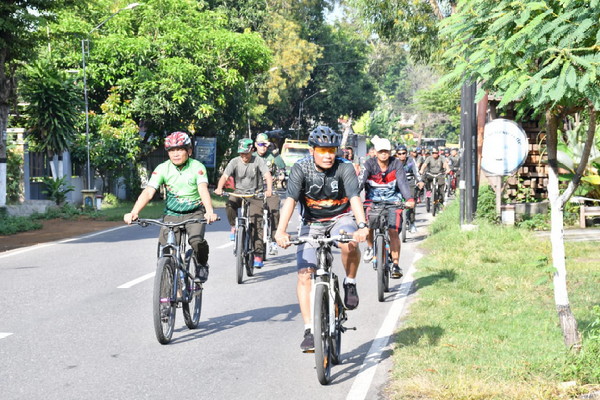 Read more about the article Terus Bugar, Dandim Ponorogo Pimpin Anggota Olahraga Gowes